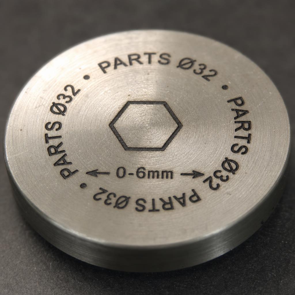 Rundes Edelstahl-Metallteil mit realistischer lasergravierter Ringbeschriftung, Hexagon-Symbol und Maßpfeilen